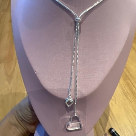 C1699 COLAR GRAVATINHA CORAÇÕES