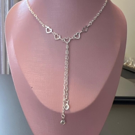 C1757 COLAR GRAVATINHA CORAÇÕES PEDRA