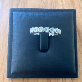 A1056 - 19 ANEL CORAÇÕES ZIRCONIAS