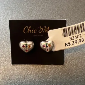 BRINCO CORAÇÃO PEDRA COLOR