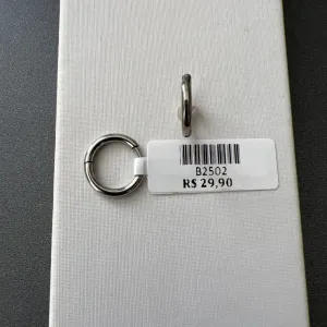 BRINCO MASC ARGOLA AÇO RED