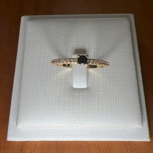 A1070 14 ANEL SOLITARIO BLACK ZIRCONIAS