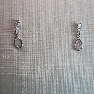 B3297 BRINCO PEDRA GOTA ZIRCONIA