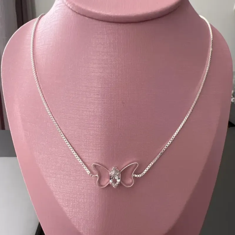 COLAR BORBOLETA PEDRAS