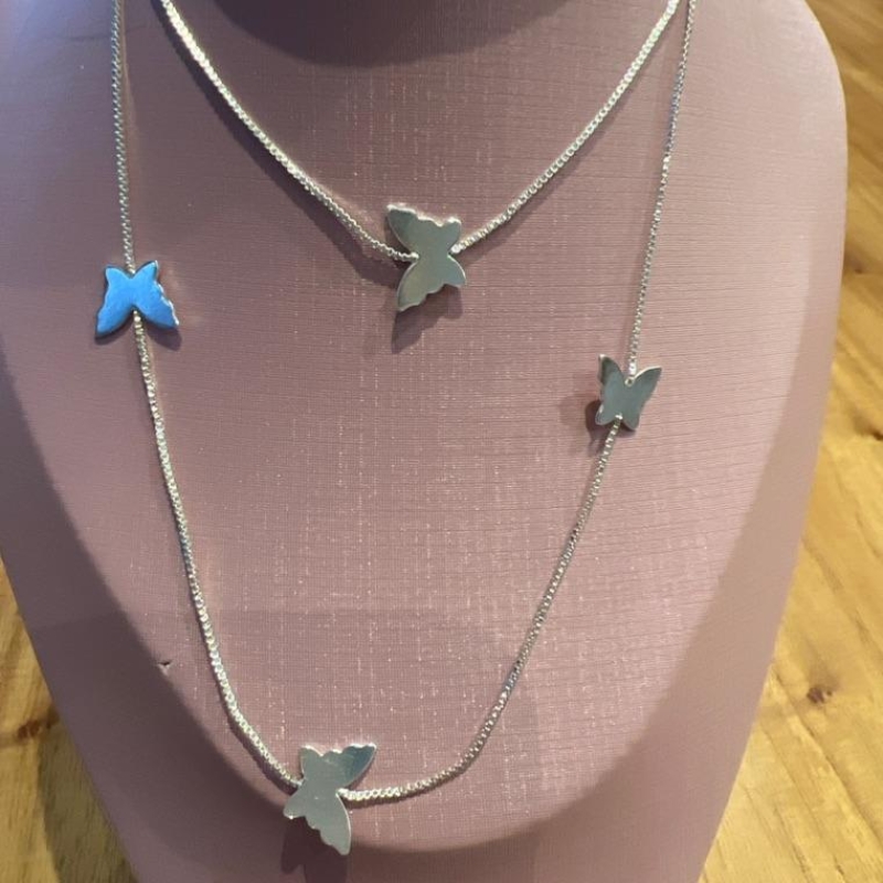 C1704 COLAR LONGO BOLBOLETAS