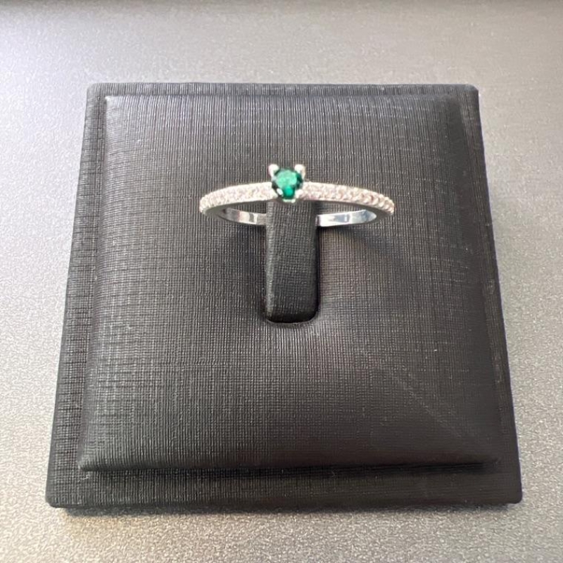 A1052 - 16 ANEL SOLITARIO ESMERALDA DIF