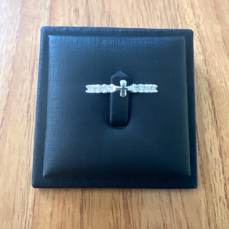 A1057 - 17 ANEL ZIRCONIAS CRUCIFIXO