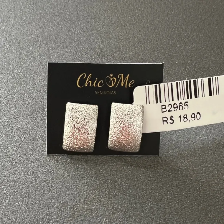 BRINCO RETANGULAR TEXTURIZADO BRINCO RETANGULAR TEXTURIZADO