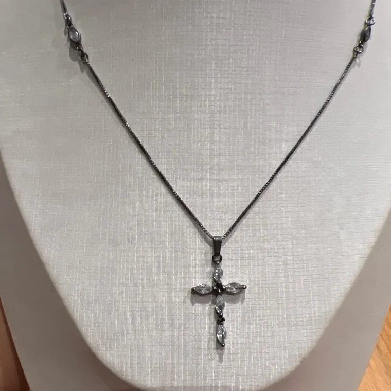 COLAR LONGO CRUCIFIXO ZIRC