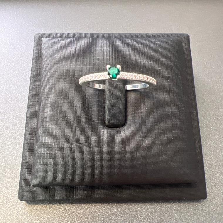 A1052 - 21 ANEL SOLITARIO ESMERALDA DIF